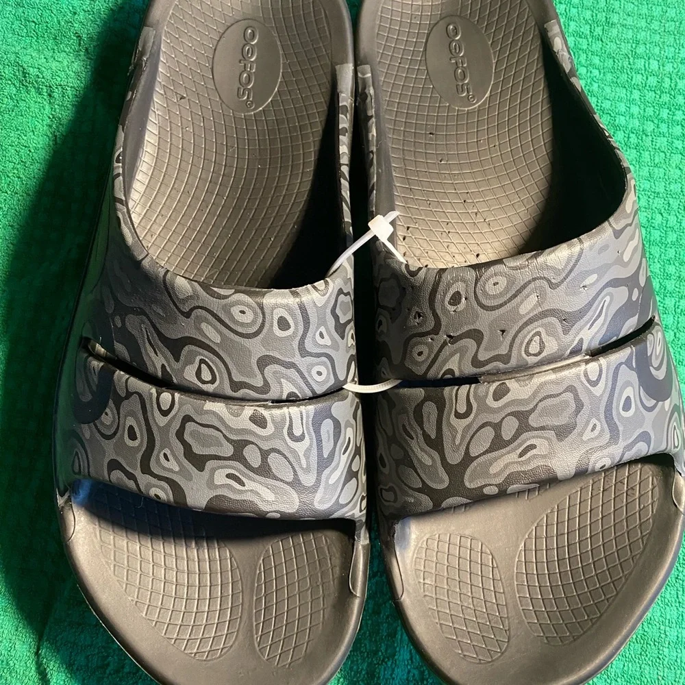 OOFOS Gray Patterned Men's Sandals size 13
